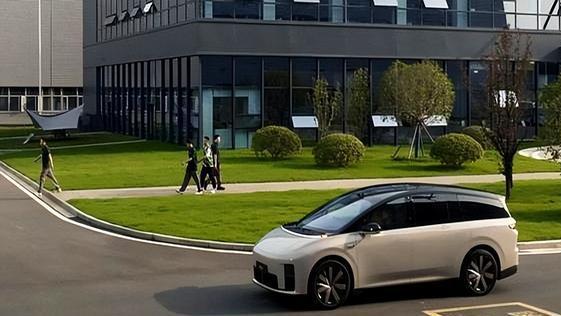 理想i8现身街头，长近5米1+六座布局，配544马力+5C超充