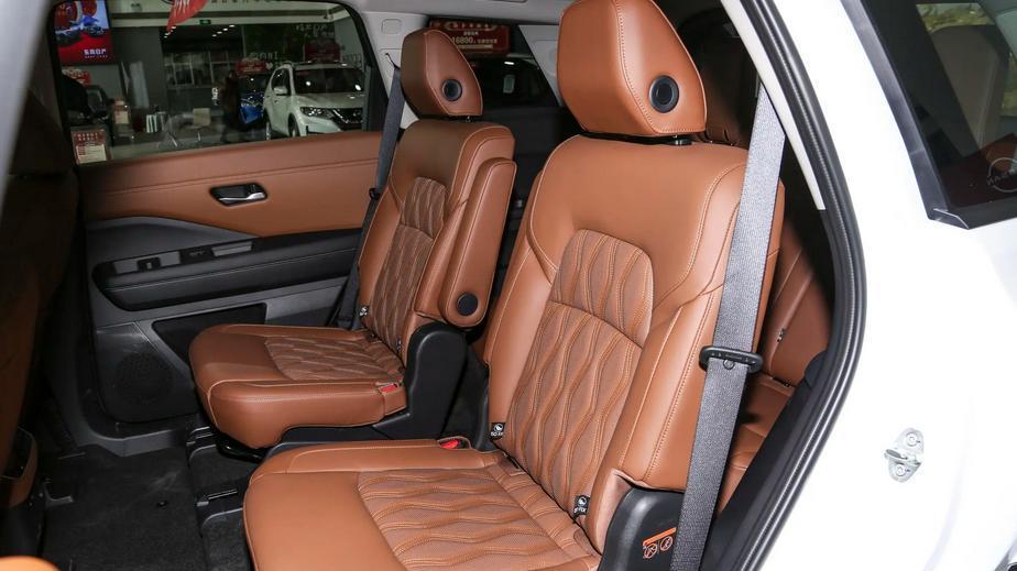 多人出游选啥车？这车二三排都舒服，还配全地形六模式四驱