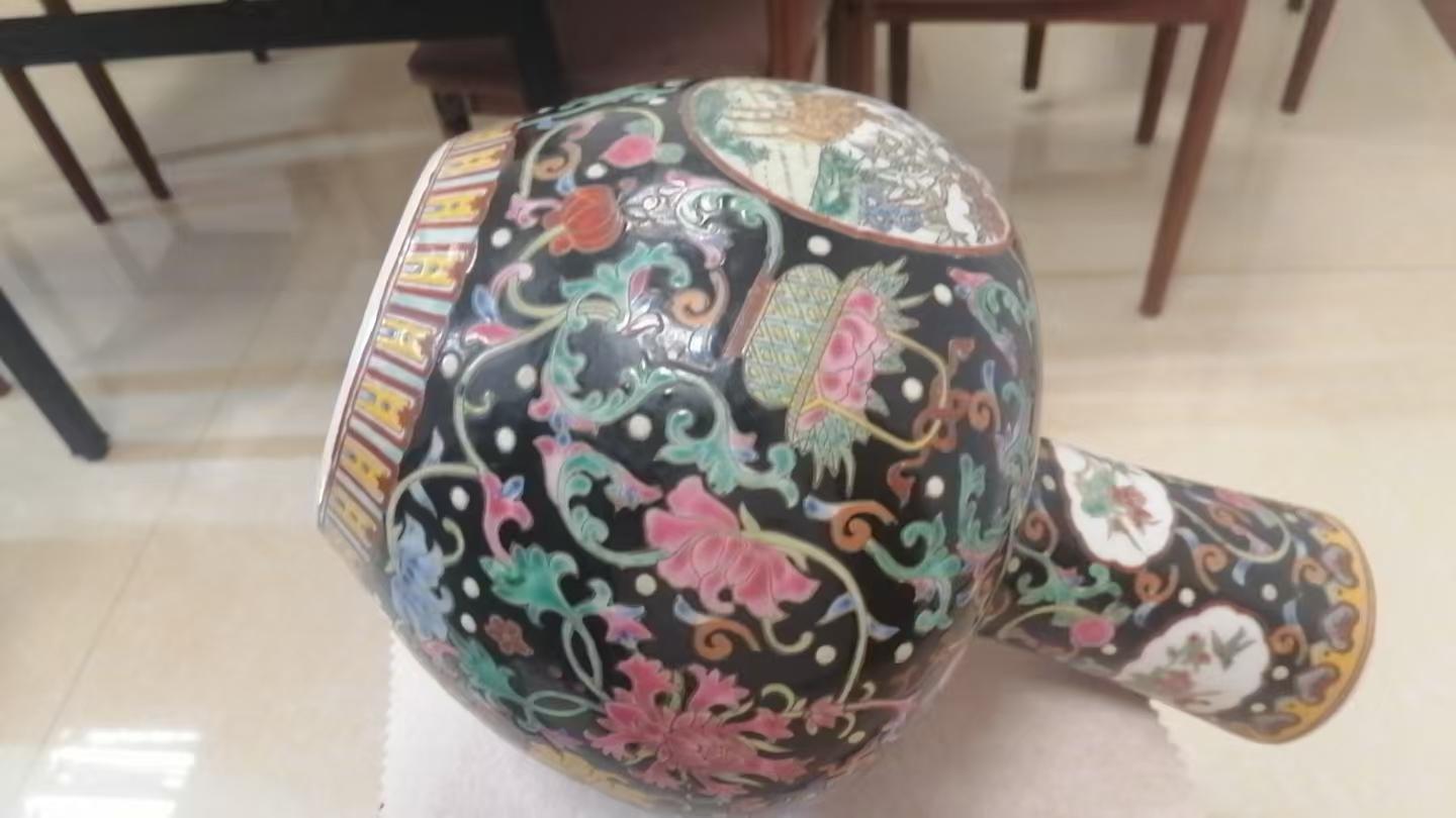 黑地粉彩绘乾坤 乾隆天球瓶里的盛世瓷韵