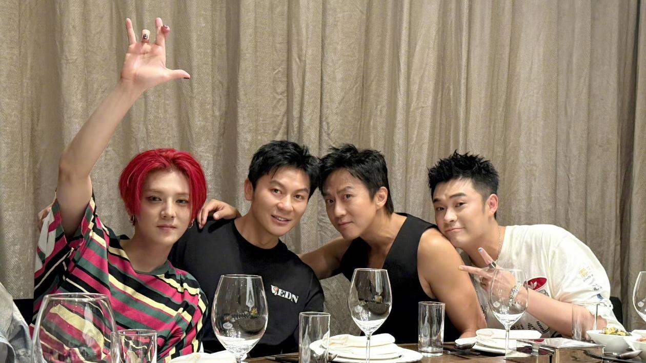 鹿晗红发炸场！跑男兄弟又合体，这次聚会直接把“爷青回”打在公屏上！