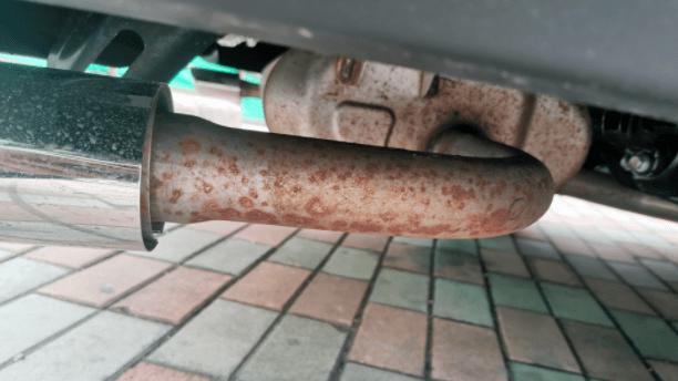 汽车排气管为什么会滴水，滴水量大正常吗？