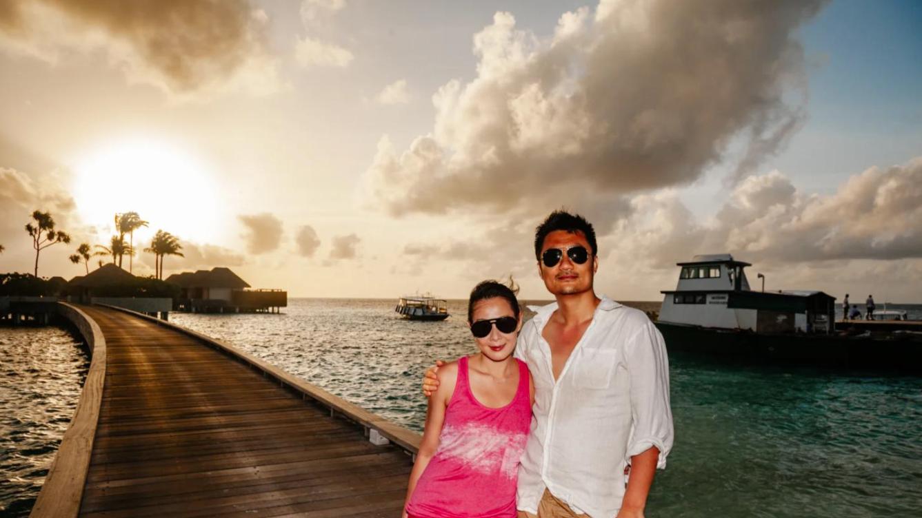 刘若英夫妇庆结婚14周年，海边甜蜜相拥，婚后分居感情仍稳固