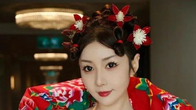 上淇今年的红毯，可谓“全场最癫”！有料的身材却抢主持人话筒！