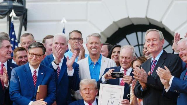 特朗普再谈访华，对170国加征最高70%的关税，中国成为唯一的例外