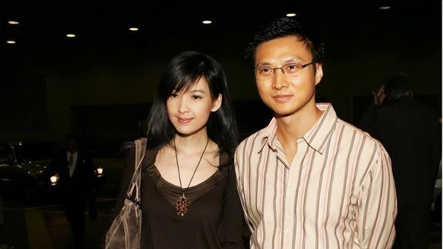 香港“玉女掌门人”演唱会神情呆滞，需人搀扶，被指健康疑亮红灯