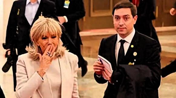 北京零下，冻得人直跳脚。 72岁的布里吉特光腿穿短裙，踩十公分高跟鞋，披长大衣亮相。