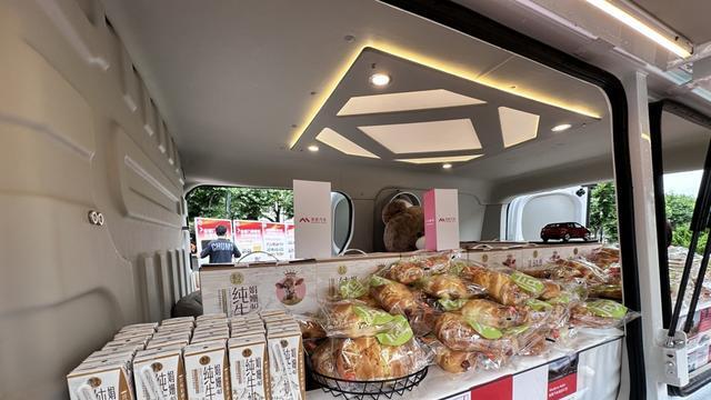 让环卫工人吃上免费早餐 上汽大通大拿V1变身公益餐车
