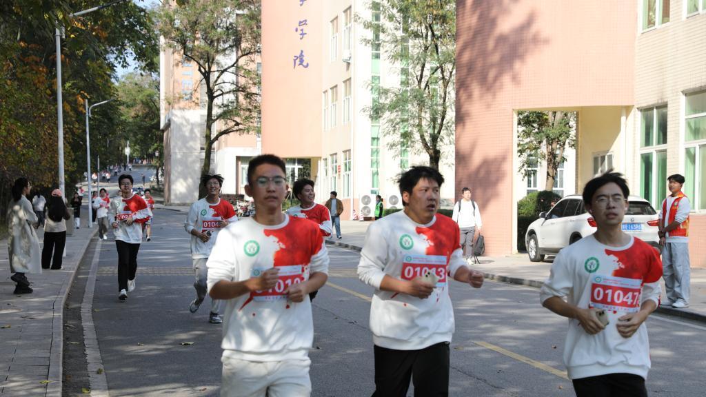 信阳师范大学2025年校园马拉松激情开赛