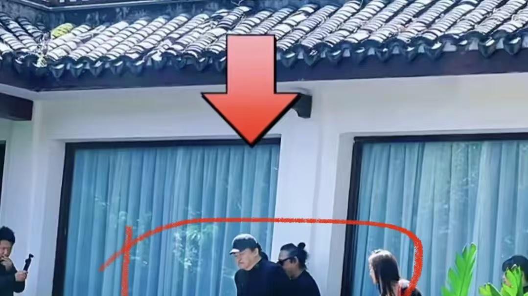 揪心！61岁刘欢游岳麓山，嚼槟榔彰显个性，走路靠扶身体状况不佳