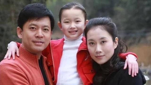 演员何政军，娶了初恋为妻，婚后生一女，如今咋样了？