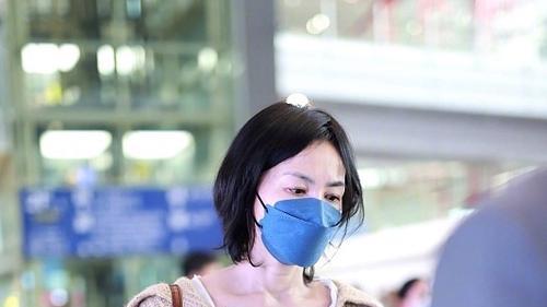 19岁李嫣罕见现身豪门派对，紧身穿搭秀完美身材，对比王菲年轻照简直复制粘贴！