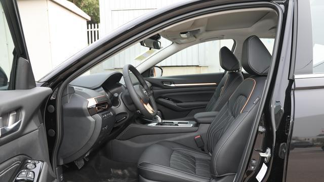 东风日产天籁2024款2.0L SV黑金版：舒适、静谧、超级智驾 适合家用