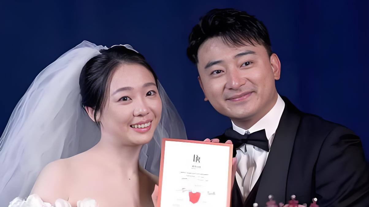 “暖春小花”齐如意直播婚礼，公交婚车成别样风景