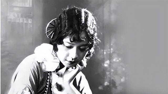 1975年，一女乞丐饿死在街头，路人拨开她白发惊呼道：怎么是她？