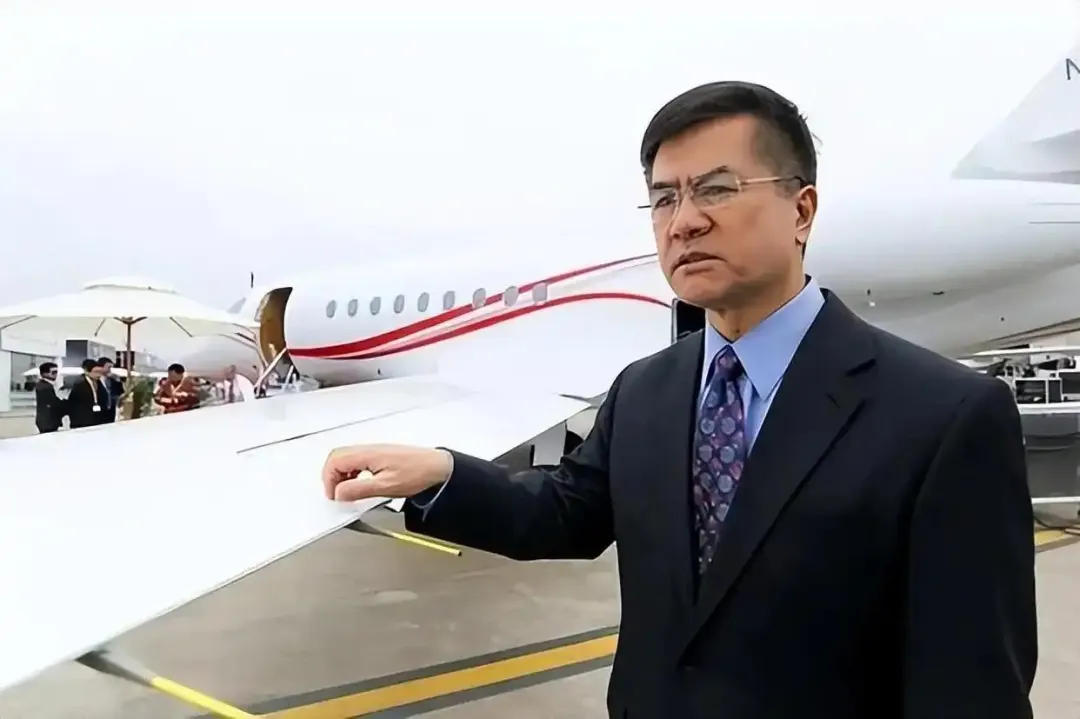 从政时疯狂打压中国，卸任就来中国捞金！华裔美国州长的嘴脸太难看
