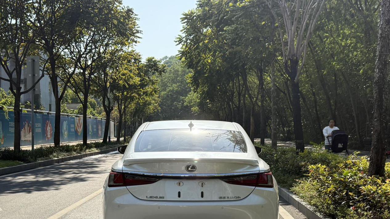 雷克萨斯ES2022款准新车：2.7万公里，油电混动，家用舒适之选