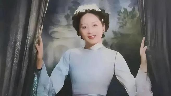 2012年，宋子文女儿宋琼颐携家人回上海，给爷爷扫墓时的一张合影
