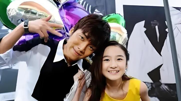 少女追老师十年结婚成网红，相差十二岁恋情被举报违法，如今下场如何.