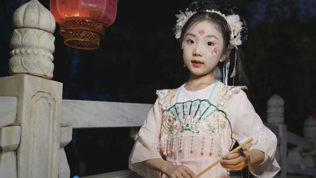 信阳市羊山外国语小学：旗映丹心传美德 爱国同声育新人