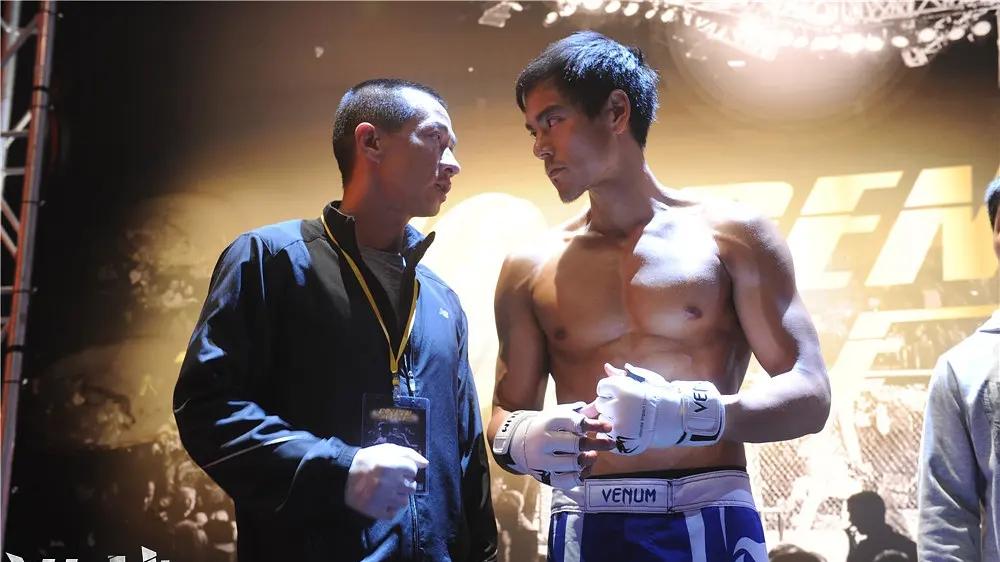 《激战2》明年开拍，原班人马回归，张家辉调侃肌肉交给彭于晏自己用AI