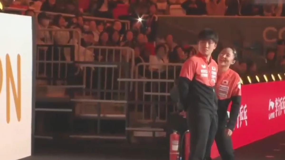 赛前被主持人喊错名字，张本智和拒绝登场，妹妹在一旁不停地笑