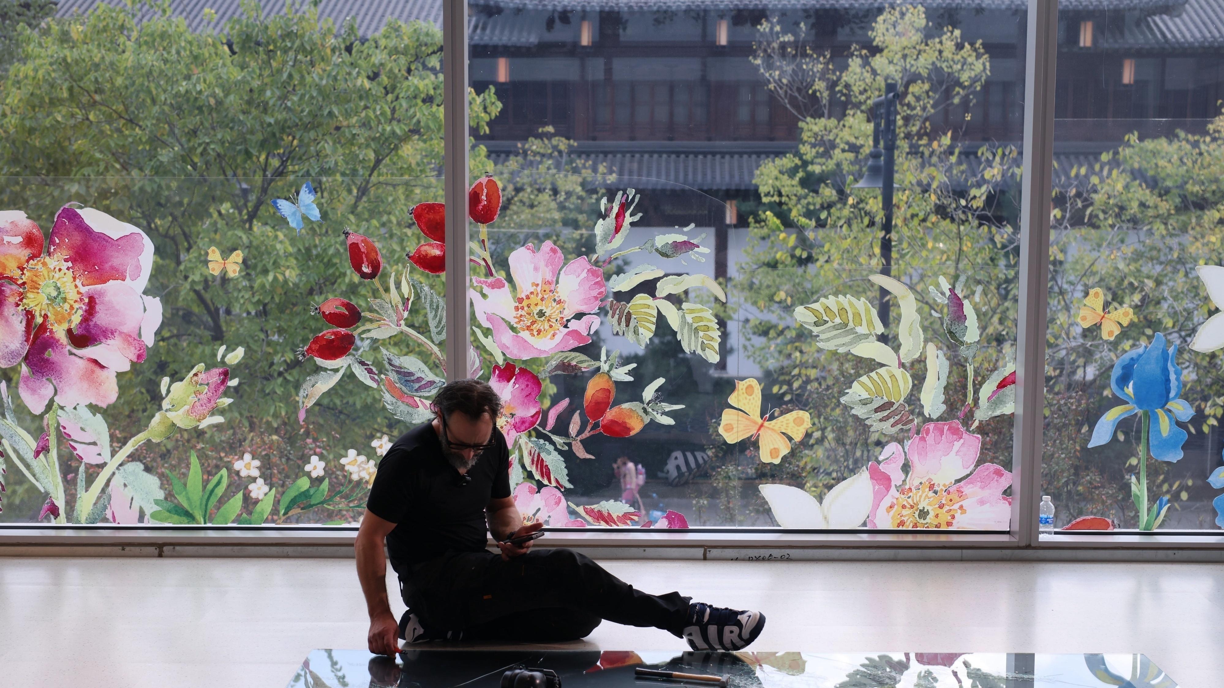 “破坏即创造”：西蒙·伯格玻璃锤击艺术中国首秀