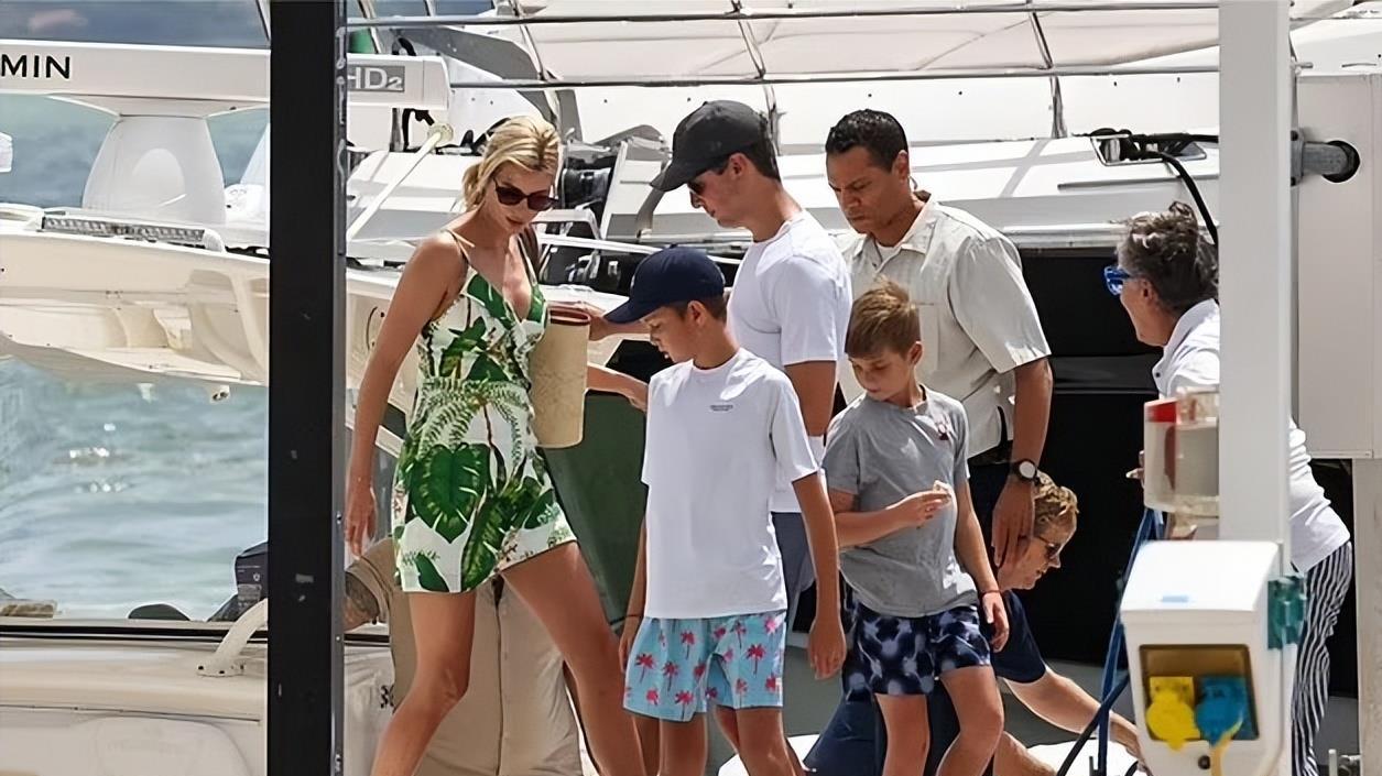 43岁伊万卡乘船去餐厅，瘦到胸骨醒目，未跟随父亲去中东似避嫌