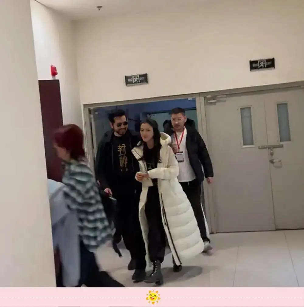 费翔搂着27岁娜然走后台，满头黑发穿夹克超帅气，64岁男友力依旧爆棚！