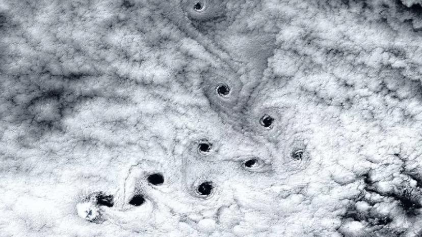 印度洋无人岛上空惊现十个“黑暗之眼”！卫星捕捉诡异天象