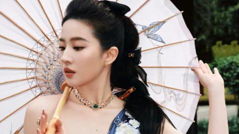 刘亦菲穿丝缎礼裙古典优雅 手撑油纸伞婀娜多姿