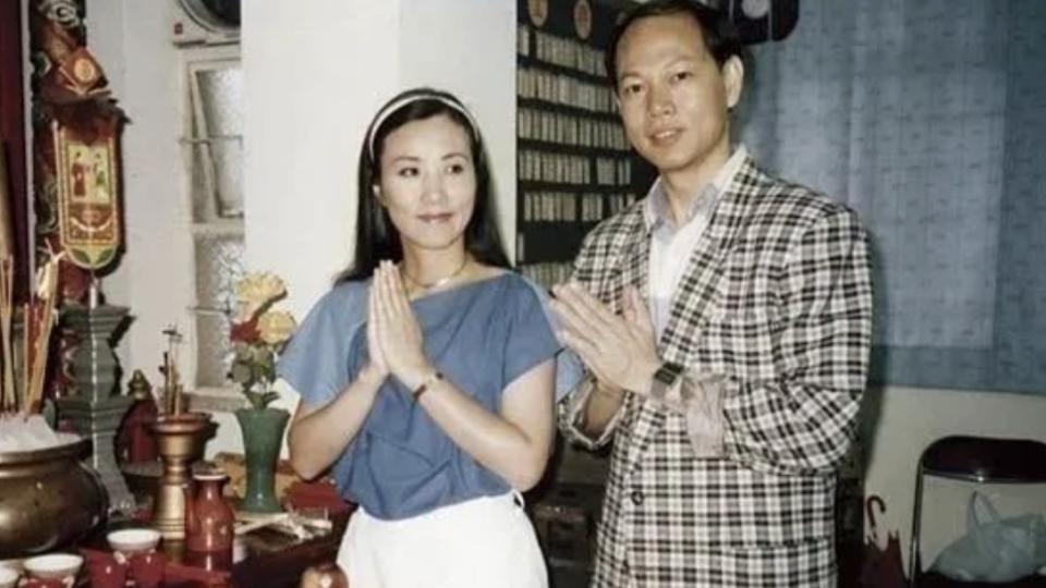 求婚19次终娶到汪明荃，结婚16周年，罗家英送花示爱自称“英英”