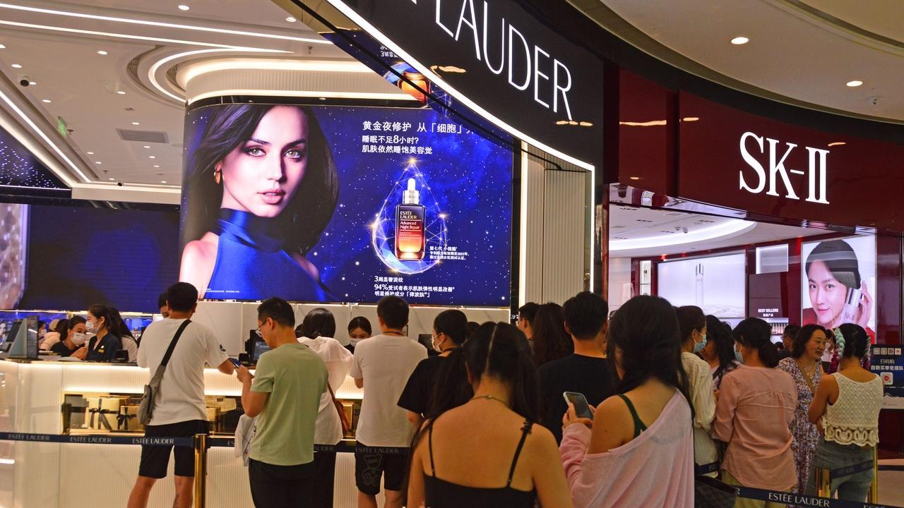 疯了！封关首周，三亚免税店日销破亿：这届年轻人为了“薅羊毛”有多拼？