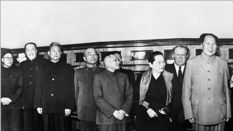 商议抗美援朝出兵，主席为何派邓公专门去接彭德怀？先行试探乎？