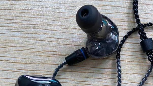 有线耳机为何回归：带耳机线走向2025年的潮流