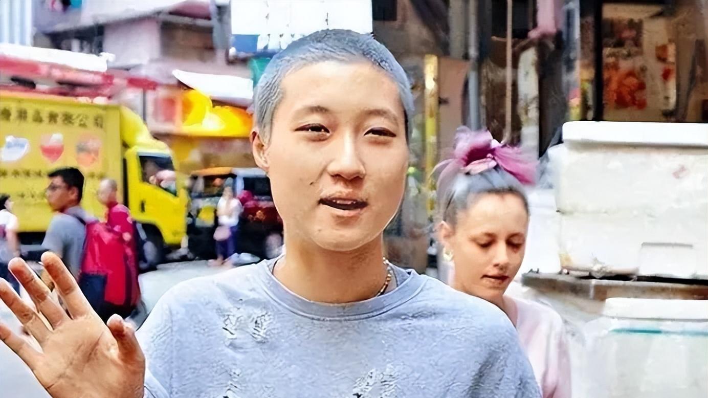 “小龙女”吴卓林，爹不疼，妈不爱，被同性太太抛弃，现在如何了