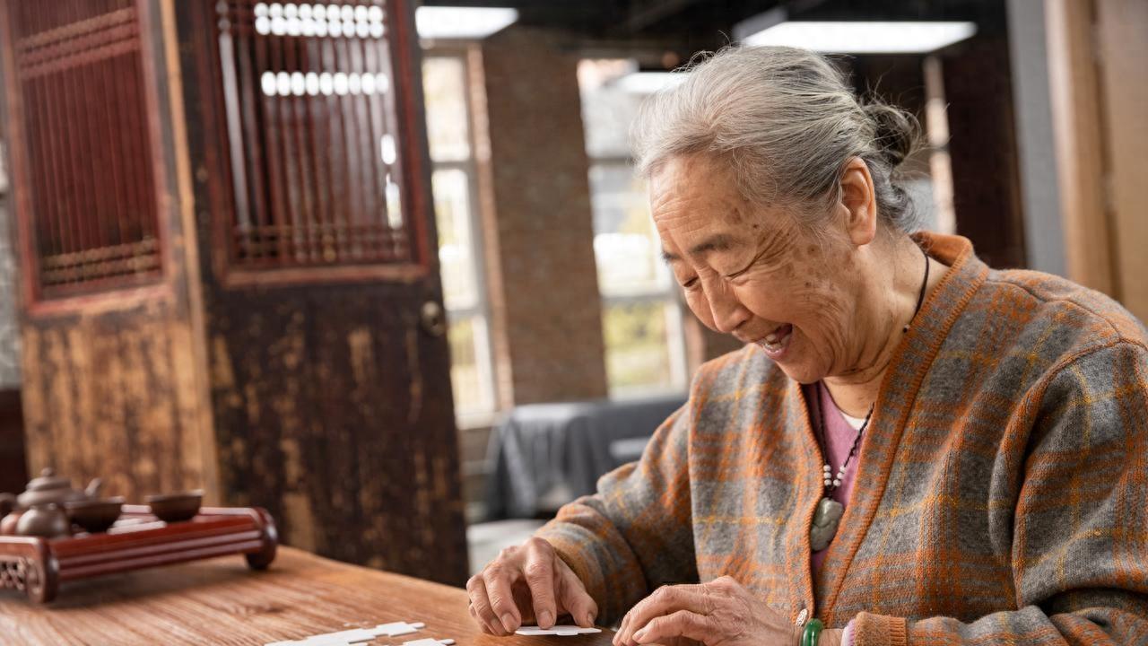 不求子女不靠人，晚年尊严需靠这4个底牌