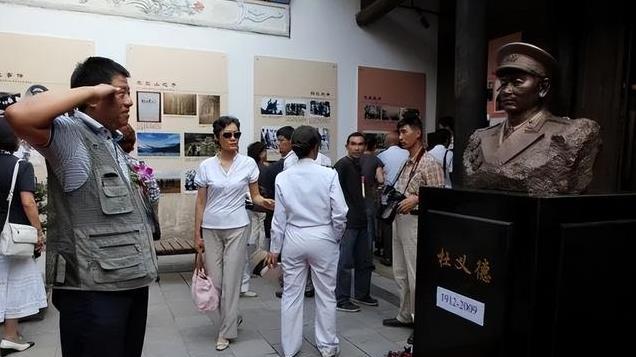 得到邓小平批准，杜义德携带机枪回老家为父报仇，消灭百余个仇人