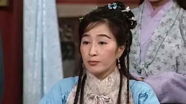 关咏荷近照：肤白紧致发量惊人，60岁似30，与张家辉同框像两代人