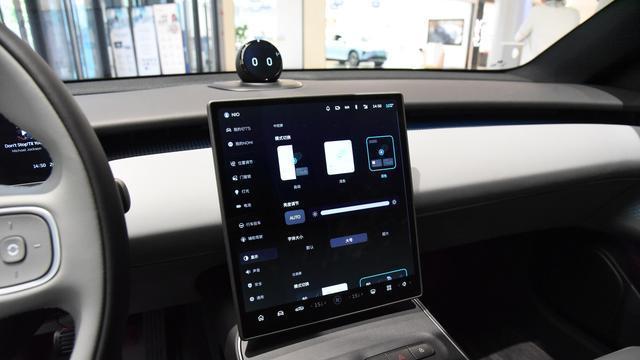 驾驶蔚来ET5出行，兼顾日常通勤与周末远游，体验纯电生活新方式