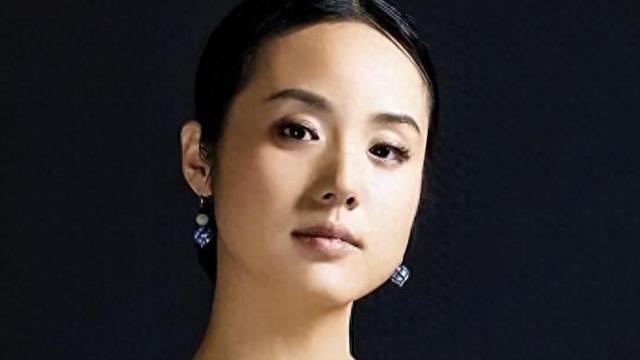 她是著名歌唱家，丈夫曾是央视主持，儿女还担任艺术总监