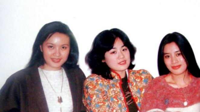 “一代女神”丛珊白发不染，60岁尝试中式风，皮肤光滑白嫩真不显老
