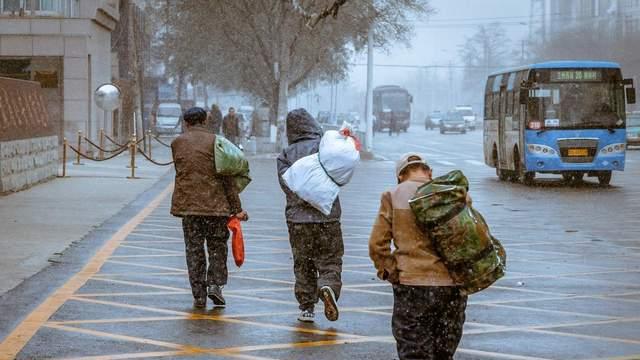 离开故乡有一种复杂的感受，离开了家，离开的亲人