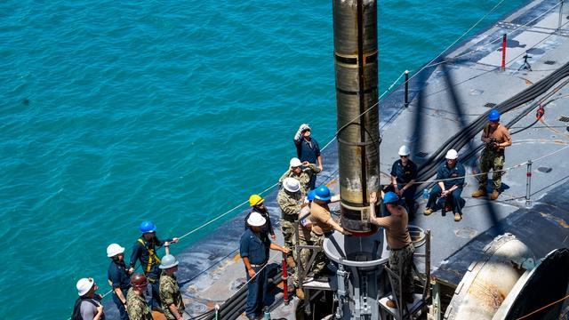 日本贼心不死，派人试探口风，高市不光“玩火”，还想拥有核武器