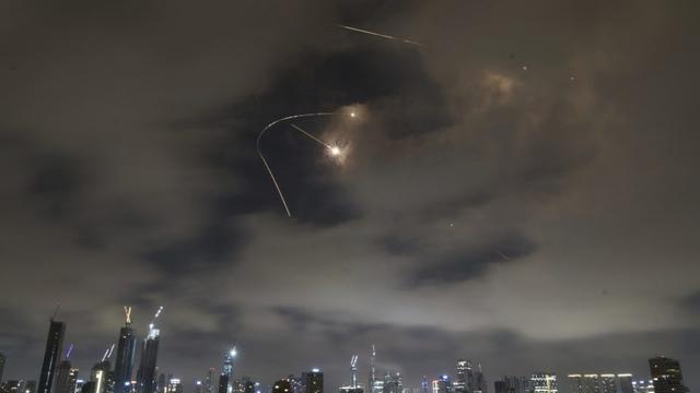 核工厂遭打击，伊朗说到做到，外媒：导弹攻击卡塔尔美军基地