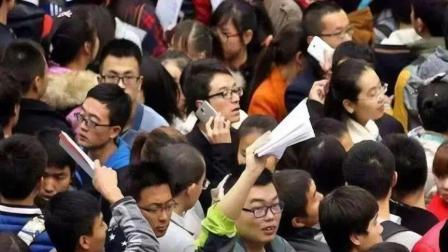 从爹妈下岗到AI来袭：这届年轻人考公，背后是30年的“安全焦虑”