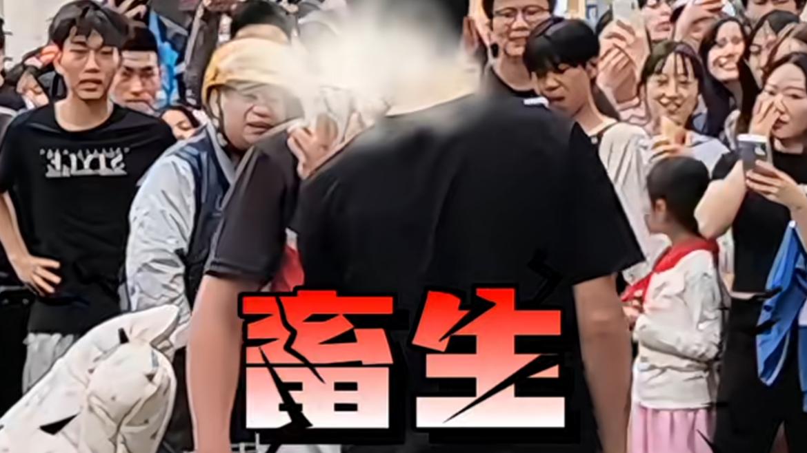女子用“快递员男友”的血汗钱供养男小三，被发现后，男小三当街羞辱挑衅快递员