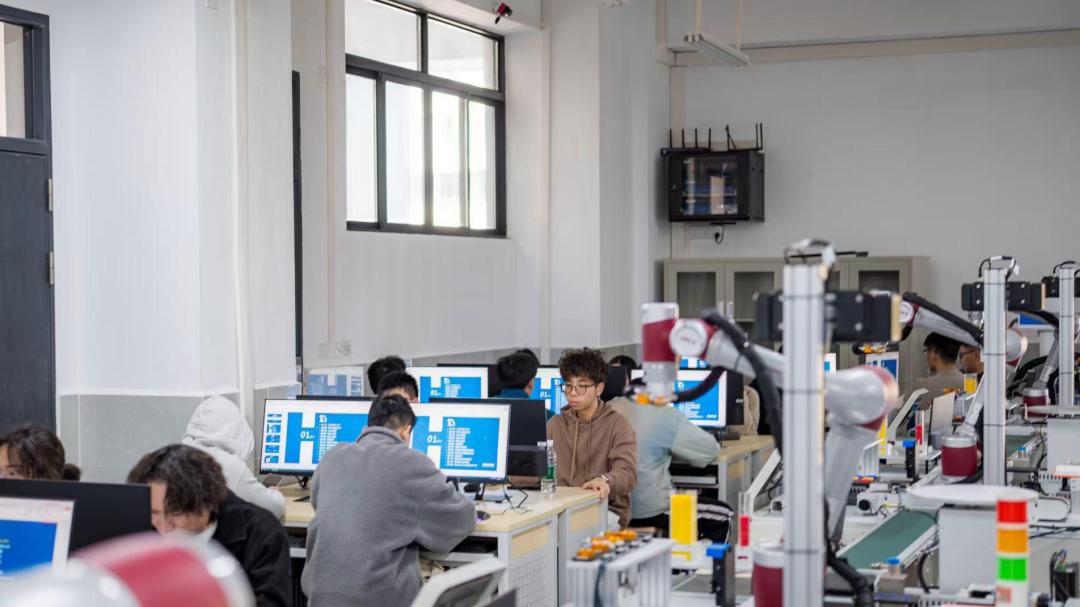 从“大楼”到“大学”：一所民办高校的自我重塑