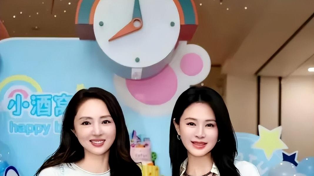 北京环球影城偶遇明星，董璇佟丽娅结伴携娃同游，与网友大方合照