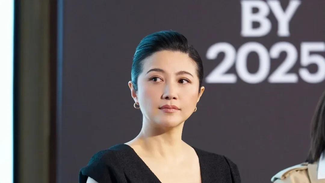 52岁颜丙燕身材丰腴，胸部饱满，珠圆玉润，地地道道的北京大妞