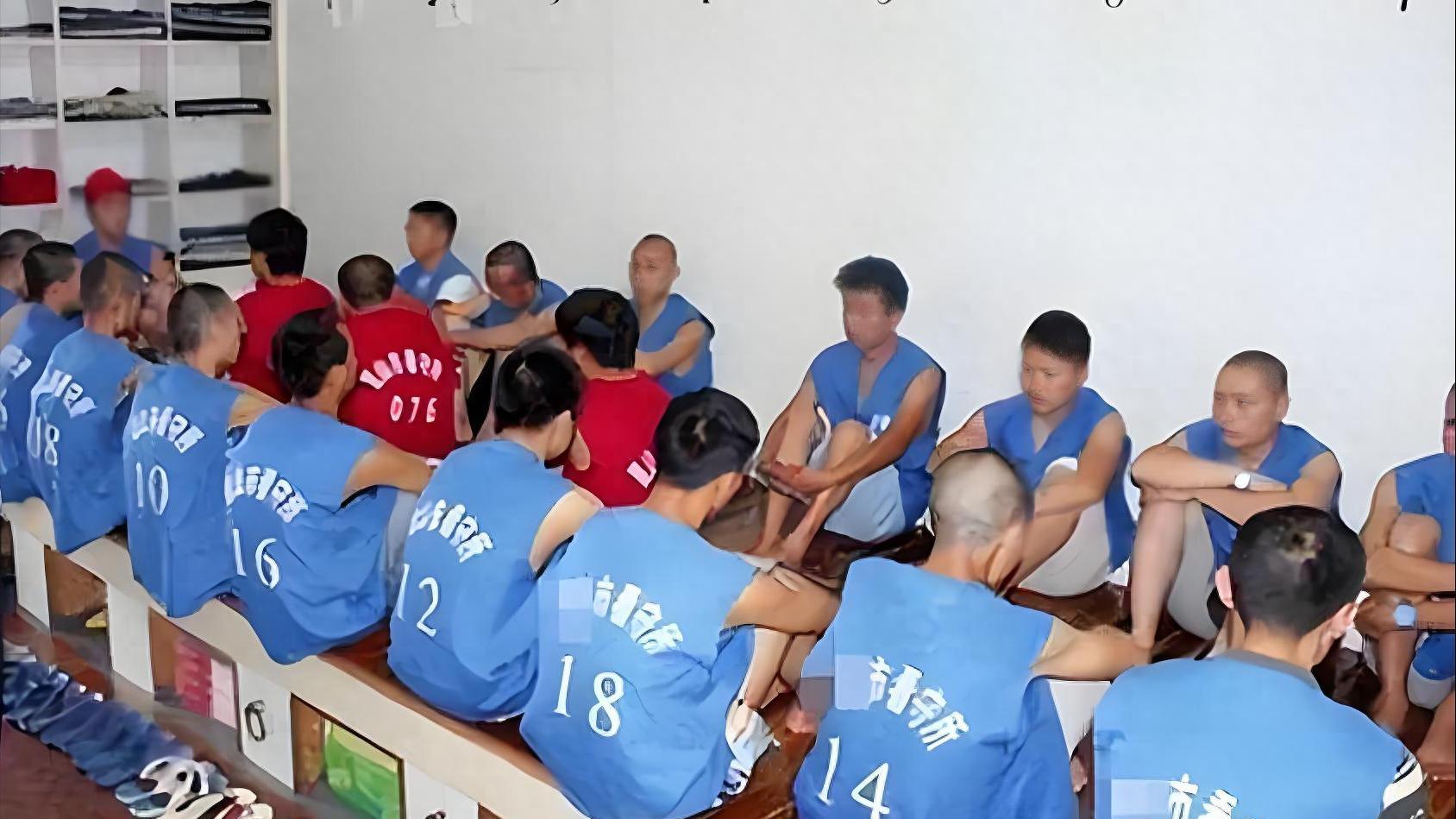 进看守所第二天：遇到戴镣刀疤脸，百字检讨换包“草”